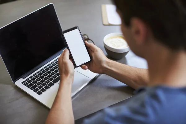 Joven Usando Smartphone Cafetería — Foto de Stock