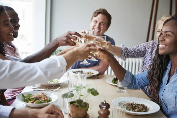Vrienden Zitten Samen Aan Tafel Restaurant Maken Toast — Stockfoto