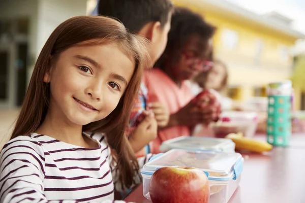 Niña Escuela Primaria Mesa Almuerzo Sonriendo Cámara — Foto de Stock