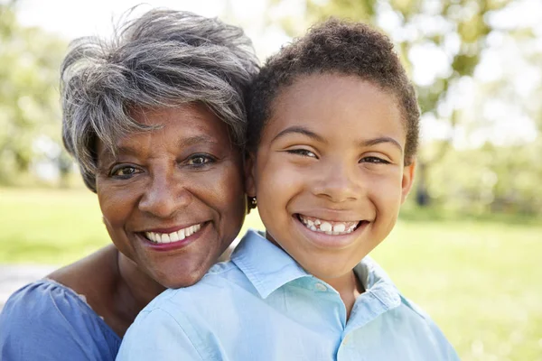 Ritratto Della Nonna Con Nipote Che Rilassa Nel Parco — Foto Stock