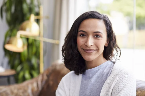 Jong Gemengd Ras Vrouw Coffeeshop Camera Kijken — Stockfoto