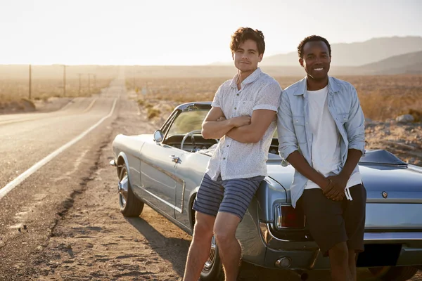 Twee Mannelijke Vrienden Genieten Van Road Trip Die Naast Oldtimer — Stockfoto
