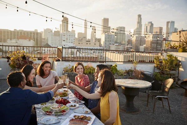 Amigos Reunidos Terraço Telhado Para Refeições Com Horizonte Cidade Fundo — Fotografia de Stock