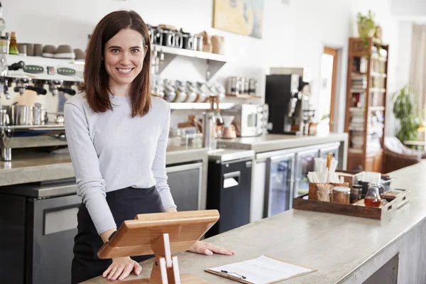 Unga Kvinnliga Coffee Shop Ägare Bakom Counter Leende — Stockfoto