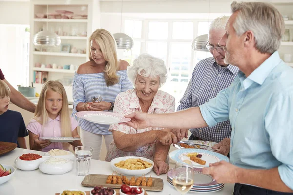 Mehrgenerationenfamilie Und Freunde Mit Essen Der Küche Bei Feier — Stockfoto