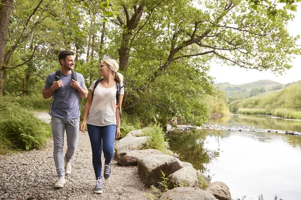 Gelukkige Paar Met Rugzakken Glimlachen Elkaar Tijdens Het Wandelen Buurt — Stockfoto