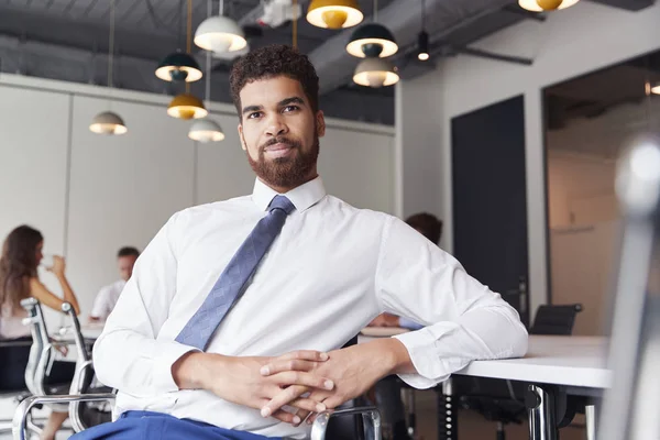 Modern Boardroom Masa Arka Planda Etrafında Arkadaşları Toplantı Ile Işadamı — Stok fotoğraf