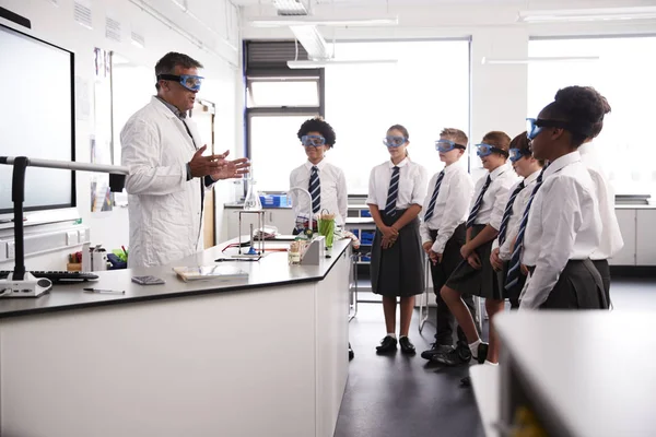 Hombre Profesor Con Estudiantes Clase Ciencias —  Fotos de Stock