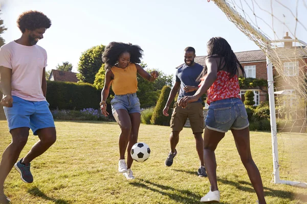 Deux Couples Adultes Noirs Jouant Football Dans Jardin — Photo