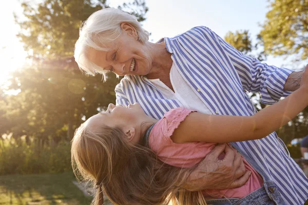 Großmutter Spielt Spiel Und Tanzt Mit Enkelin Sommerpark — Stockfoto