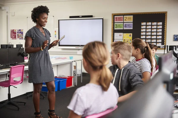Nauczyciel Cyfrowego Tabletu Rozmawia Linii Licealistów Siedzi Przez Ekrany Komputerze — Zdjęcie stockowe