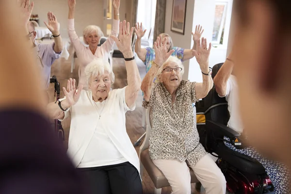 Emeklilik Evde Fitness Sınıfında Yaşlılar Bakıcı Lider Grubu — Stok fotoğraf