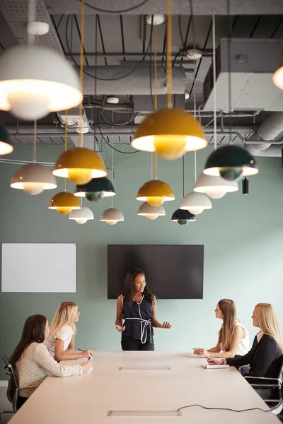 Группа Женщин Предпринимателей Сидящих Столом Зале Заседаний Сотрудничающих Выполнении Задач — стоковое фото