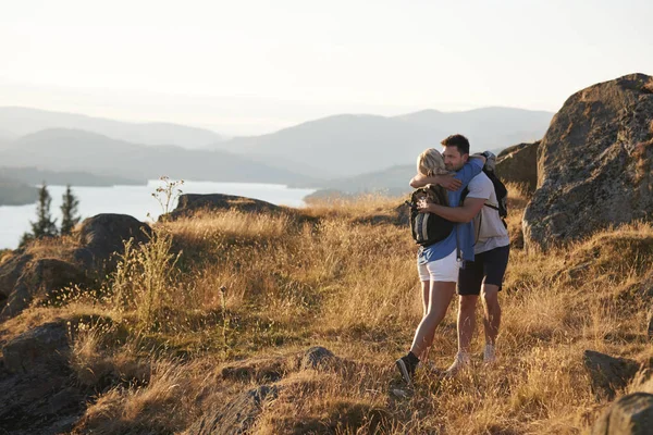 Paar Umarmt Sich Auf Hügel Bei Wanderung Durch Die Landschaft — Stockfoto