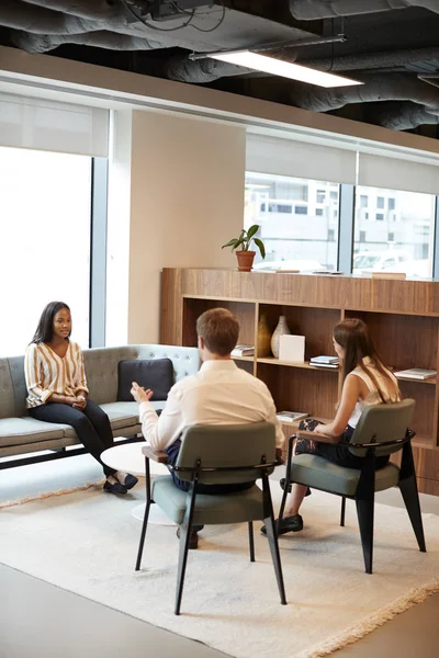 Affärsmannen Och Affärskvinna Intervjuar Kvinnliga Kandidat Office Graduate Rekrytering Bedömning — Stockfoto