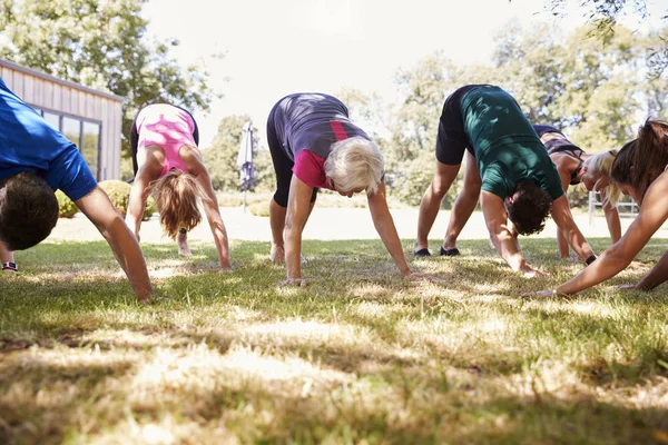 Vrouwelijke Instructeur Toonaangevende Outdoor Yogales Mensen Die Yogales Park — Stockfoto