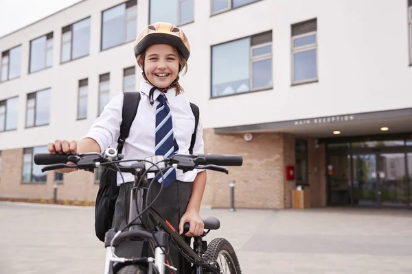 Porträtt Kvinnlig Gymnasieelev Bär Uniform Med Cykel Utanför Skolbyggnader — Stockfoto