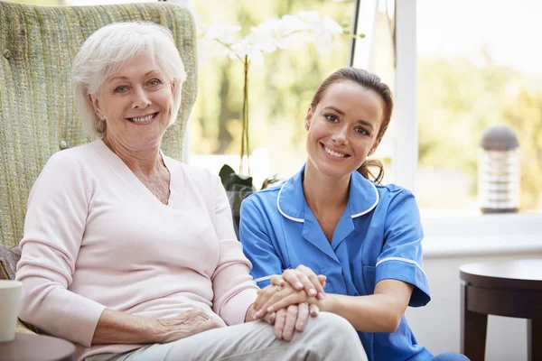 Portret Van Senior Vrouw Zitten Stoel Met Verpleegkundige Bejaardentehuis — Stockfoto