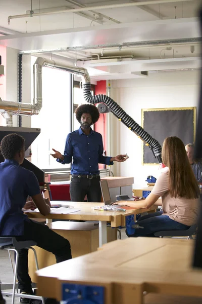 Classe Studenti Delle Scuole Superiori Seduti Banchi Lavoro Ascolto Degli — Foto Stock