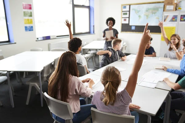 Middelbare Scholieren Verhogen Handen Vraag Beantwoorden Die Leraar Klas — Stockfoto