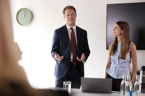 Empresário Abordando Reunião Grupo Torno Mesa Dia Avaliação Recrutamento Pós — Fotografia de Stock