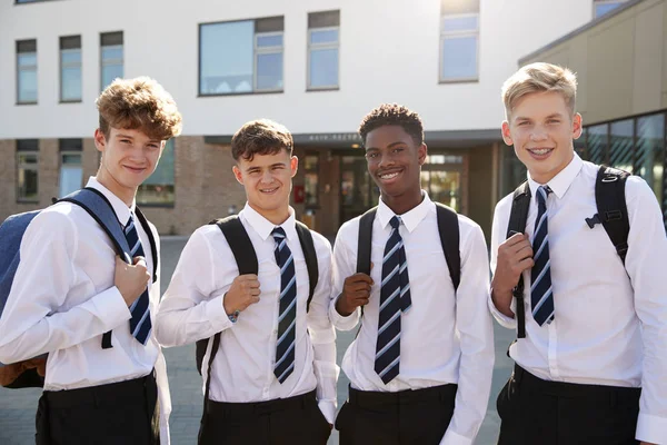 Retrato Sorrir Masculino Estudante Ensino Médio Vestindo Uniforme Fora Edifício — Fotografia de Stock