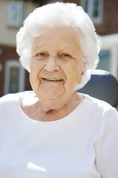 Porträtt Senior Kvinna Sittande Utanför Äldreboende — Stockfoto