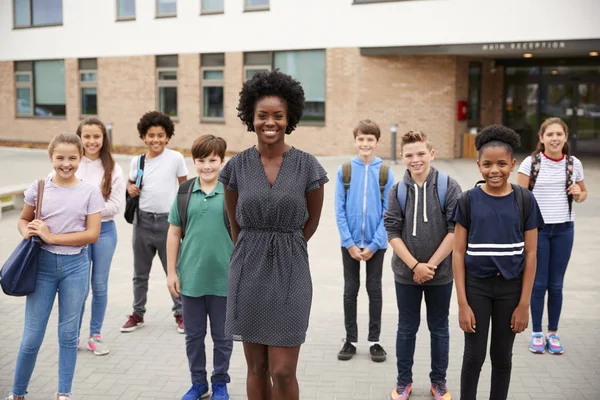 Porträt Einer Lächelnden Schülergruppe Mit Einer Lehrerin Die Vor Schulgebäuden — Stockfoto