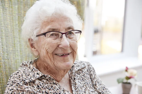 Portret Van Senior Vrouw Zitten Stoel Lounge Van Bejaardentehuis — Stockfoto