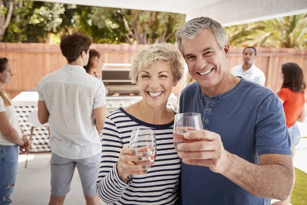 Pareja Mayor Una Fiesta Patio Trasero Levantando Gafas Cámara — Foto de Stock