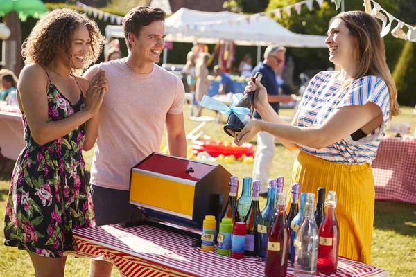 Para Zwycięska Nagroda Tombola Stoisko Zajęty Summer Garden Fete — Zdjęcie stockowe