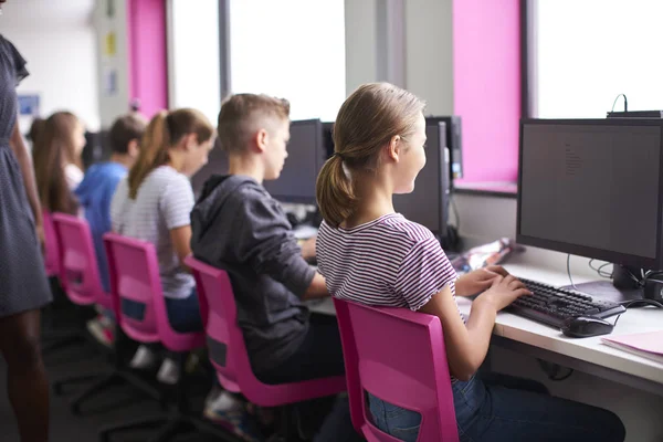 Vista Trasera Línea Supervisión Maestros Femeninos Estudiantes Secundaria Que Trabajan —  Fotos de Stock