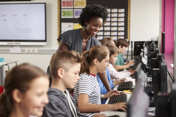 Lehrerin Hilft Schülerinnen Bei Der Arbeit Bildschirmen Computerunterricht — Stockfoto