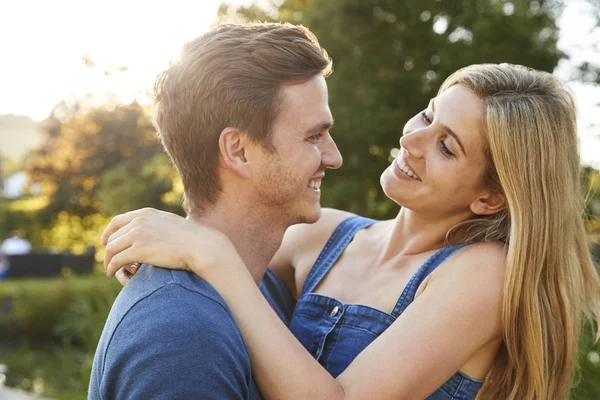 Verliefde Paar Knuffelen Openlucht Zomer Park — Stockfoto