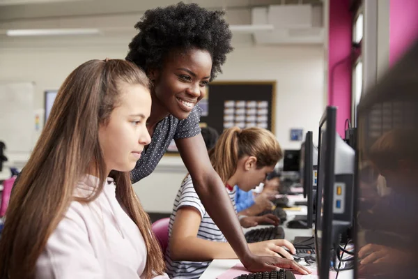 Mujer Afroamericana Profesora Con Alumnos Escuela Usando Computadoras Con Teclado —  Fotos de Stock