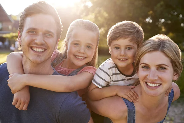 Porträt Einer Lächelnden Familie Freien Sommerpark Gegen Die Gleißende Sonne — Stockfoto