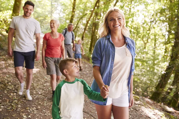 影響家族一緒に林道に沿って散歩を楽しんで — ストック写真
