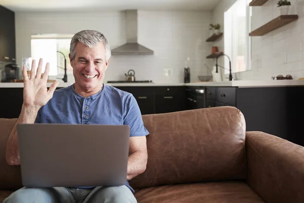 Seniorchef Telefoniert Hause Laptop Und Winkt Zum Bildschirm — Stockfoto