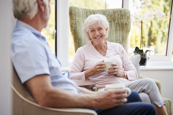 シニアカップルが椅子に座り 老人ホームでおしゃべり — ストック写真