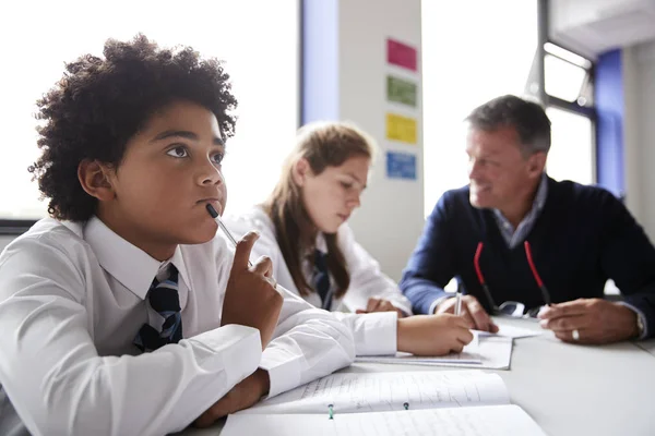 Caucasico Uomo Insegnante Lezione Scuola Con Alunni — Foto Stock