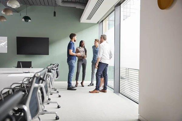 Lässig Gekleidete Geschäftsleute Und Geschäftsfrauen Beim Informellen Treffen Modernen Sitzungssaal — Stockfoto