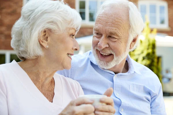 Rentnerehepaar Sitzt Mit Heißgetränk Auf Bank Betreuten Wohnen — Stockfoto