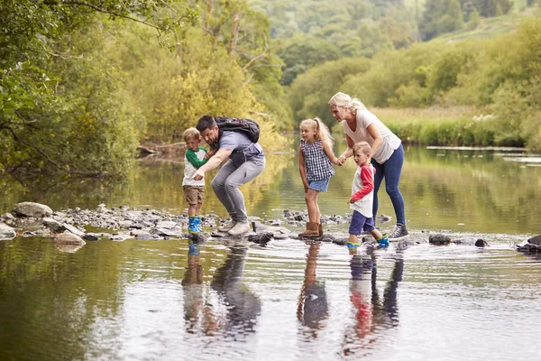 Familie Überquert Fluss Beim Wandern Seengebiet — Stockfoto