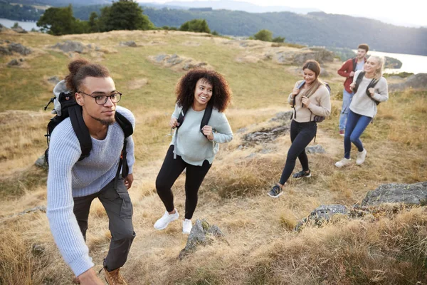 Grupo Multiétnico Cinco Jovens Amigos Adultos Sorrindo Enquanto Subia Cume — Fotografia de Stock