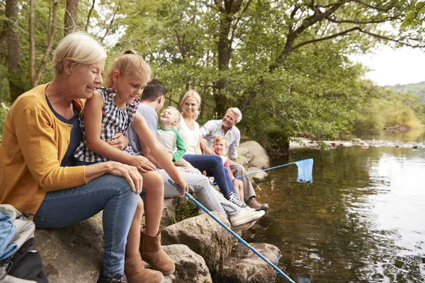 Pêche Familiale Multigénération Avec Des Filets Dans Rivière Royaume Uni — Photo