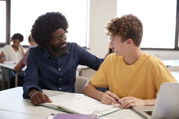 Professor Ensino Médio Dando Estudante Masculino Ensino Mesa Sala Aula — Fotografia de Stock