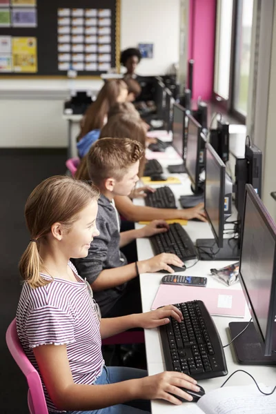 Schlange Von Gymnasiasten Die Computerunterricht Bildschirmen Arbeiten Mit Einer Lehrerin — Stockfoto