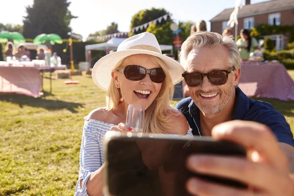 Volwassen Paar Zittend Rug Zomertuin Werf Mensen Achtergrond — Stockfoto