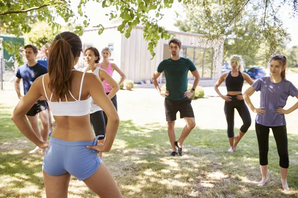 Kvinnliga Instruktör Leder Utomhus Yogapass Människor Har Yogaklass Park — Stockfoto