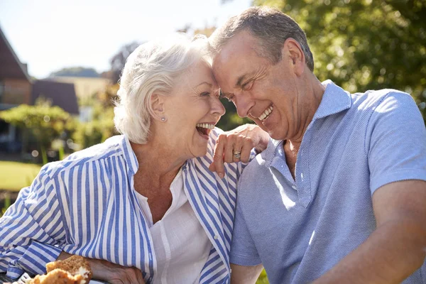 Senior Paar Genieten Van Buiten Zomer Snack Cafe — Stockfoto